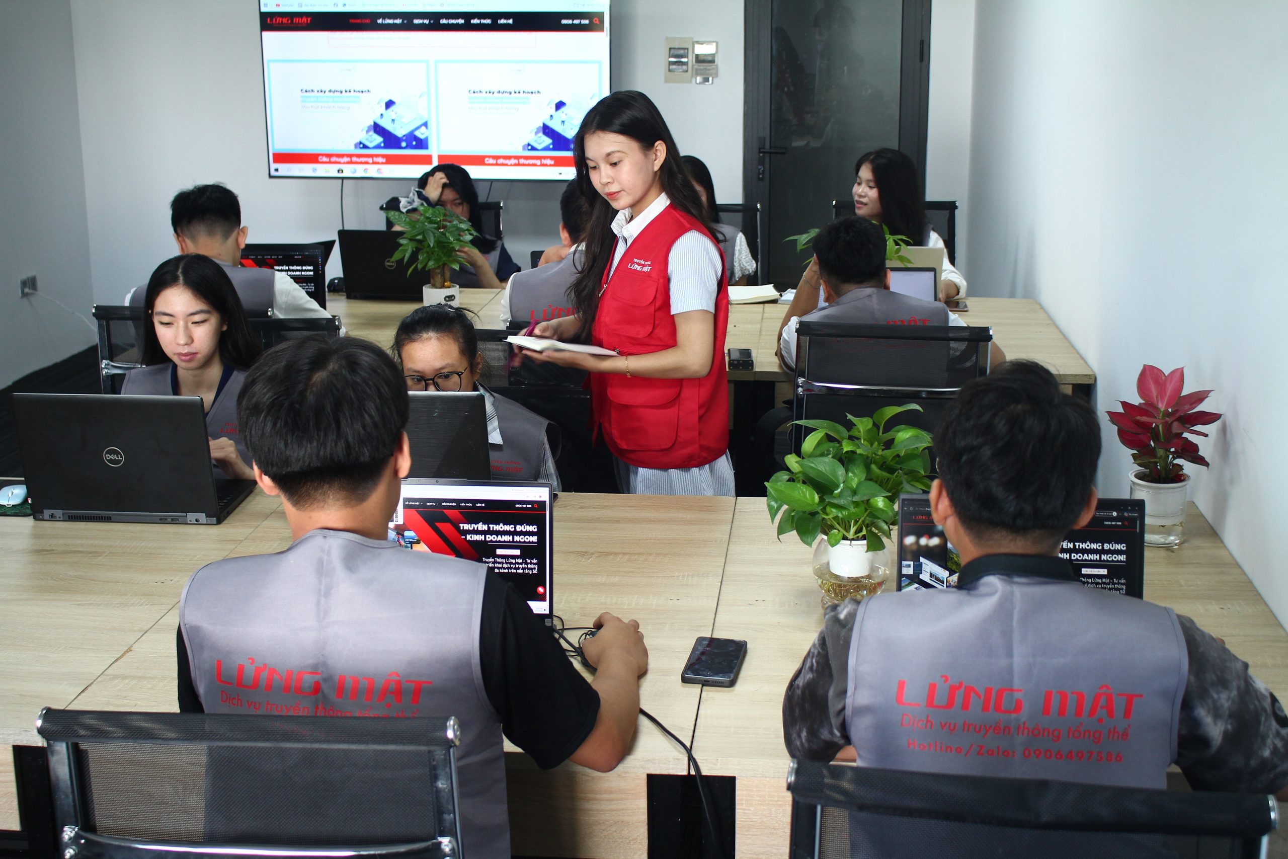 Đội ngũ nhân sự Truyền Thông Lửng Mật Đội ngũ nhân sự Truyền Thông Lửng Mật