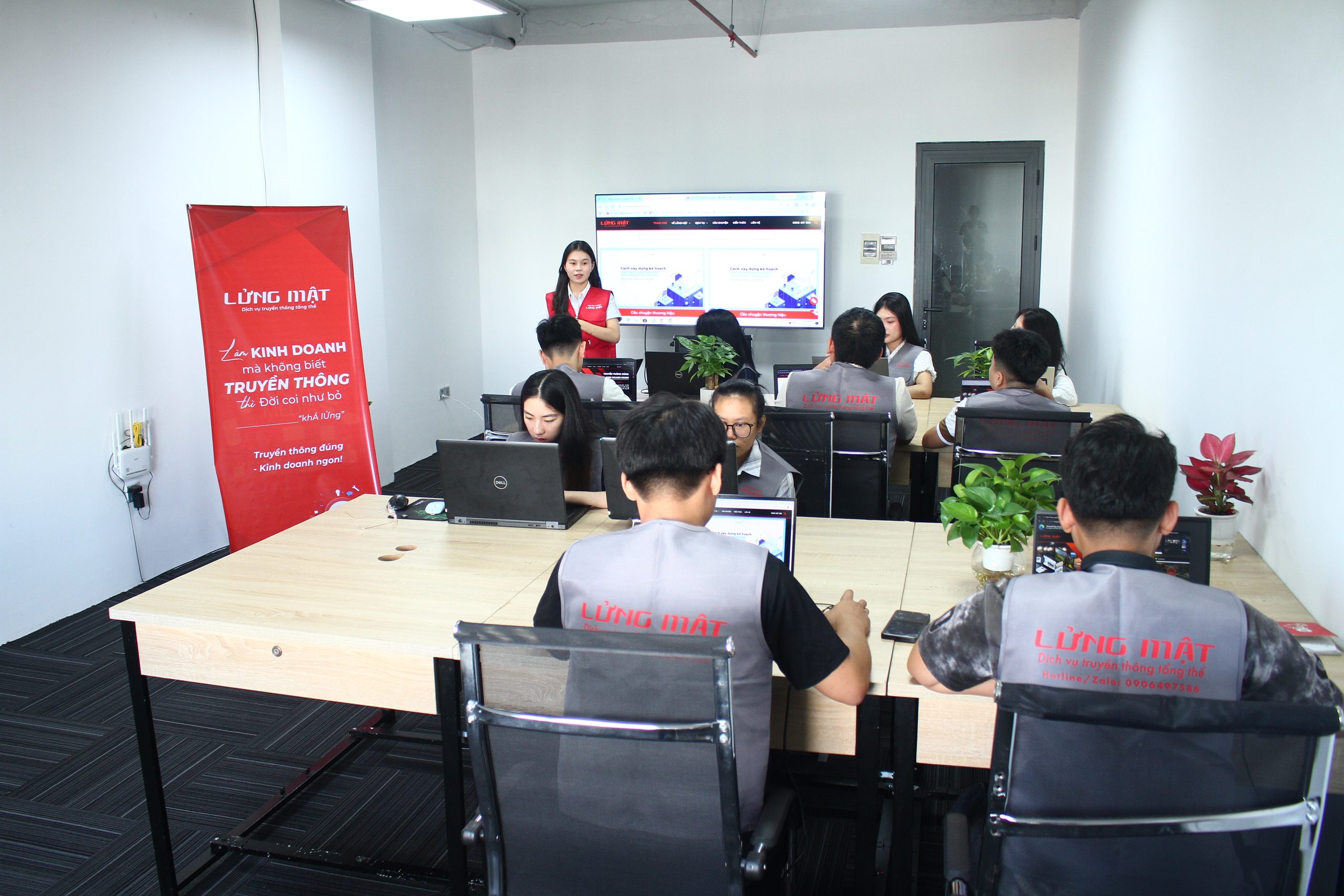 Nhân sự công ty Truyền Thông Lửng Mật Nhân sự công ty Truyền Thông Lửng Mật